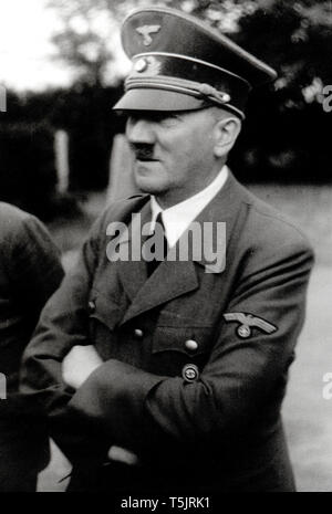 Eva Braun Collection (devet) - Adolf Hitler in piedi all'aperto ca. fine del 1930 o all'inizio del 1940 Foto Stock