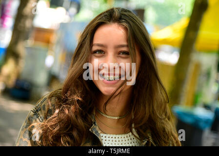 Ritratto di ridere ragazza adolescente indossando le bretelle Foto Stock