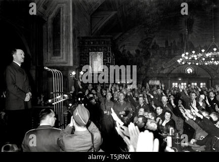 Eva Braun Collection (devet) - Adolf Hitler di essere salutato in un partito nazista caso ca. eventualmente 1941 Foto Stock