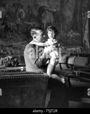 Eva Braun Collection (dvanaest) - Adolf Hitler con bambina (probabilmente Ursula Schneider) ca. fine del 1930 o all'inizio del 1940 Foto Stock