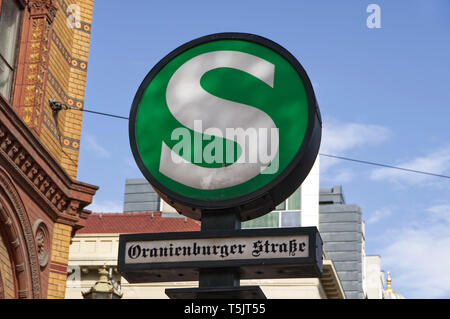 Germania, Berlino, segno della S-Bahn stazione Oranienburger Strasse Foto Stock