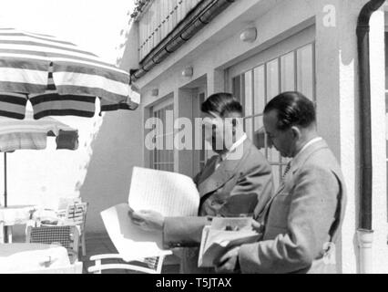 Eva Braun Collection (dvadvadaset) - Adolf Hitler la lettura ca. estate 1936 Foto Stock