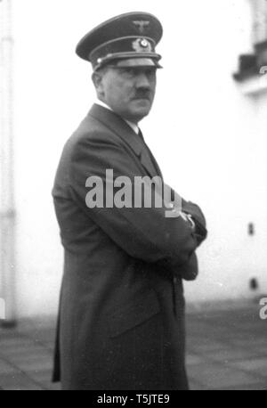 Eva Braun Collection (dvadvadaset) - Adolf Hitler bracci ripiegati ca. Negli anni trenta o quaranta Foto Stock