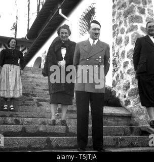 Eva Braun Collection (dvadeset osam) - Adolf Hitler in piedi sulle scale ca. fine del 1930 o all'inizio del 1940 Foto Stock