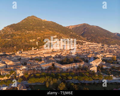 L'Italia, l'Umbria, Gubbio, della città e del teatro romano al tramonto Foto Stock