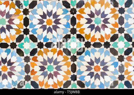 Il Marocco, Marrakech, Ben Youssef madrasa, dettaglio di piastrelle colorate Foto Stock