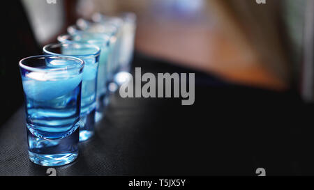 Bicchieri di vodka con ghiaccio. In bar - sfondo sfocato Foto Stock