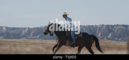 Data di rilascio: Aprile 13, 2018 Titolo: il pilota STUDIO: Sony Pictures Classics direttore: Chloe Zhao trama: sofferenza dopo un quasi fatale lesione alla testa, un giovane cowboy si impegna una ricerca di nuove identità e di ciò che significa essere un uomo nel cuore dell'America. STARRING: BRADY JANDREAU come Brady Blackburn. (Credito Immagine: © Sony Pictures Classics/Entertainment Immagini) Foto Stock