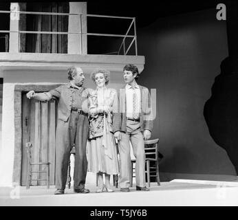 Attore inglese Alfred Marchi, Scottish attore Jim sorridenti e attrice inglese Miriam Karlin, sul palcoscenico del teatro di Greenwich a Londra, durante le prove per il gioco Zorba, nel novembre 1973. Marchi ha svolto il ruolo di Zorba, Karlin il ruolo di Madame Hortense, sorridenti e il ruolo di Nikos. Foto Stock