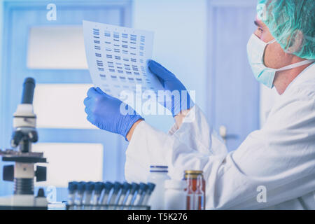 Scienziato analizing la sequenza del DNA nel moderno laboratorio Foto Stock