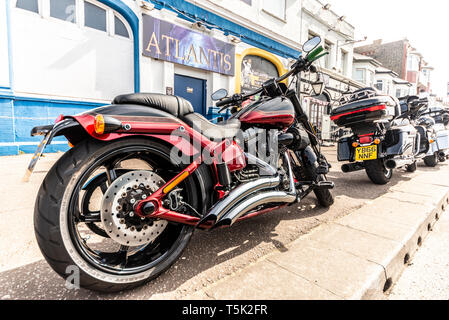 Moto Harley Davidson 110 personalizzata fuori dall'Atlantis pub al Southend Shakedown Motorrally, Southend on Sea, Essex, Regno Unito Foto Stock