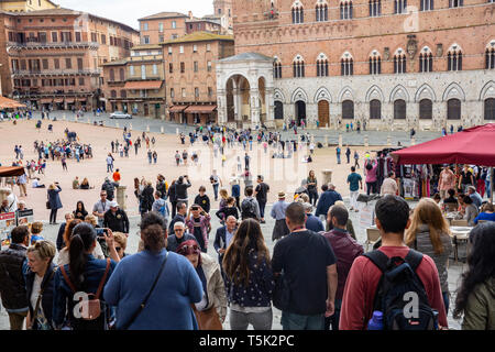 Siena Piazza del Campo, storico e del patrimonio mondiale a forma di ventola di piazza nel centro storico di Siena,Toscana,l'Italia,l'Europa Foto Stock