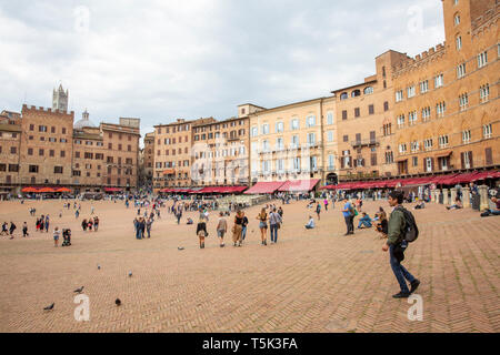 Siena Piazza del Campo, storico e del patrimonio mondiale a forma di ventola di piazza nel centro storico di Siena,Toscana,l'Italia,l'Europa Foto Stock