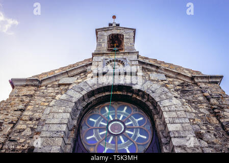 Piccola chiesa fo San Juan eremo di Gaztelugatxe isolotto sulla costa del golfo di Guascogna provincia della Spagna Foto Stock