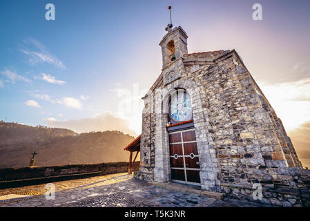 Piccola chiesa fo San Juan eremo di Gaztelugatxe isolotto sulla costa del golfo di Guascogna provincia della Spagna Foto Stock