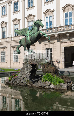 Salisburgo Pegasus statua, vista la famosa statua di Pegasus situato accanto al palazzo in Schloss Mirabell Gardens, Salisburgo, Austria. Foto Stock