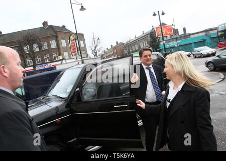 La BNP Nick Griffin arriva a tenere una riunione su iscrizione le modifiche alle regole per la loro costituzione sulla consentendo Black & Asian le persone a partecipare. Essex. 14.2.10. Foto Stock