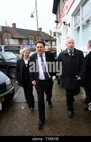 La BNP Nick Griffin arriva a tenere una riunione su iscrizione le modifiche alle regole per la loro costituzione sulla consentendo Black & Asian le persone a partecipare. Essex. 14.2.10. Foto Stock