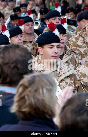 Lee privato Rigby (C), un batterista nella Royal reggimento di Fusiliers, prendendo parte a una marcia attraverso Hounslow, London, il 26 novembre 2009. Foto Stock