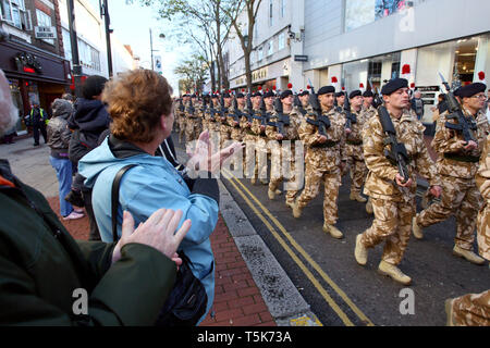 I soldati del secondo battaglione del reggimento reale di Fusiliers. Libertà di Borough dopo un tour del dazio in Afghanistan. Hounslow, London. 26.11.10 Foto Stock