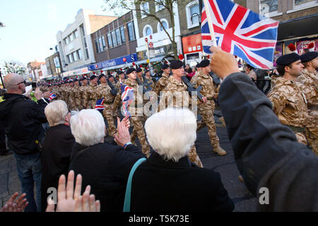 I soldati del secondo battaglione del reggimento reale di Fusiliers. Libertà di Borough dopo un tour del dazio in Afghanistan. Hounslow, London. 26.11.10 Foto Stock