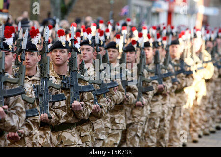 I soldati del secondo battaglione del reggimento reale di Fusiliers. Libertà di Borough dopo un tour del dazio in Afghanistan. Hounslow, London. 26.11.10 Foto Stock