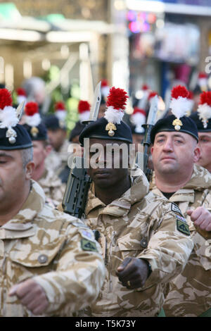 I soldati del secondo battaglione del reggimento reale di Fusiliers. Libertà di Borough dopo un tour del dazio in Afghanistan. Hounslow, London. 26.11.10 Foto Stock