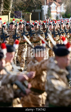 I soldati del secondo battaglione del reggimento reale di Fusiliers. Libertà di Borough dopo un tour del dazio in Afghanistan. Hounslow, London. 26.11.10 Foto Stock