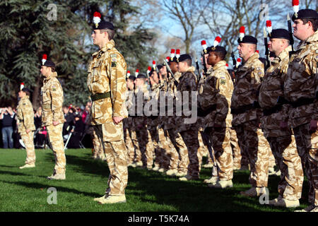 I soldati del secondo battaglione del reggimento reale di Fusiliers. Libertà di Borough dopo un tour del dazio in Afghanistan. Hounslow, London. 26.11.10 Foto Stock