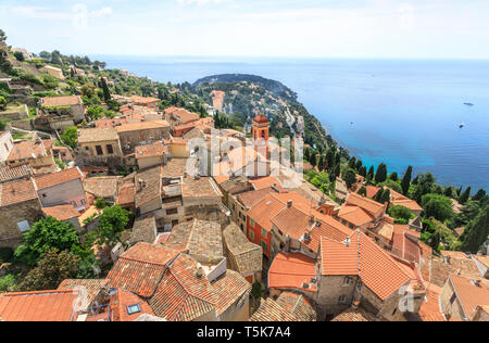 Francia, Alpes Maritimes, Roquebrune Cap Martin, vista aerea del vecchio borgo e Sainte Marguerite campanile della chiesa // Francia, Alpes-Maritimes (0 Foto Stock