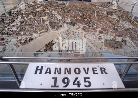 HANNOVER Germania - 04 Aprile 2019: modello in scala con una rappresentazione della città tedesca di Hannover in Guerra Mondiale 2, distrutto e bombardati da RAF Foto Stock