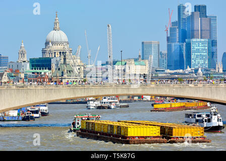 Londra, Inghilterra, Regno Unito. Thamestug ("Recovery") tirando i container per il trasporto merci sotto Waterloo Bridge sul fiume Tamigi, verso la Cattedrale di St Paul Foto Stock