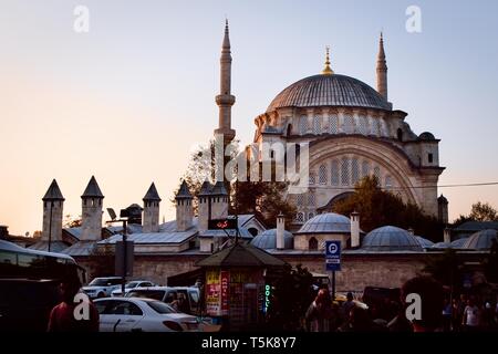 Istanbul, Turchia- Settembre 19, 2017:visualizzazione di una moschea di Istanbul al tramonto con minareti Foto Stock