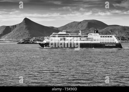 Foto in bianco e nero della nave Hurtigruten, MS Trollfjord, cottura a vapore in Havøysund, Norvegia. Foto Stock