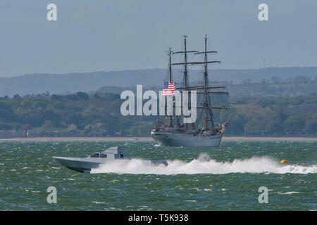 Nel Regno Unito le Forze Speciali (Special Boat Service) fast interceptor craft è visto in velocità nel Solent, Regno Unito il 25/4/19 passante della US Coast Guard nave Eagle, Foto Stock