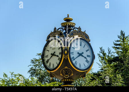 Vecchio orologio vintage nel centro di Bucarest Foto Stock