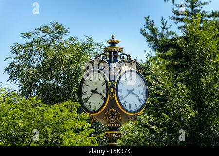 Vecchio orologio vintage nel centro di Bucarest Foto Stock