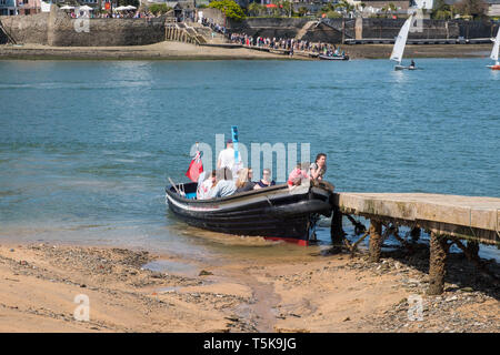 Il Salcombe per East Portlemouth traghetto in fase di atterraggio sulla spiaggia a East Portlemouth nel sud prosciutti, Devon, Regno Unito Foto Stock