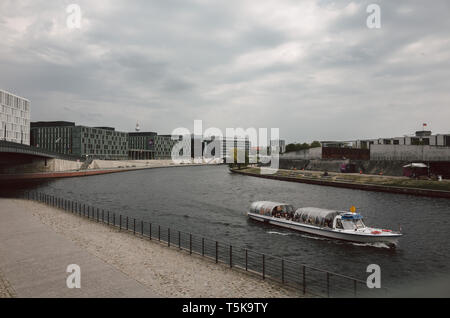 Ausflugsdampfer auf der Spree Berlino mit Blick auf den Bundestag Reichtagsufer, Spreeufer, Foto Stock