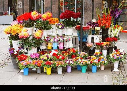 Fiori luminosi per la vendita nel centro di Riga, Lettonia Foto Stock