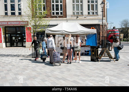 Le persone in coda per comprare il pane nella parte anteriore del Celtic Bakers stallo in Navigator arcata quadrata N19 formalmente Archway rotonda Foto Stock