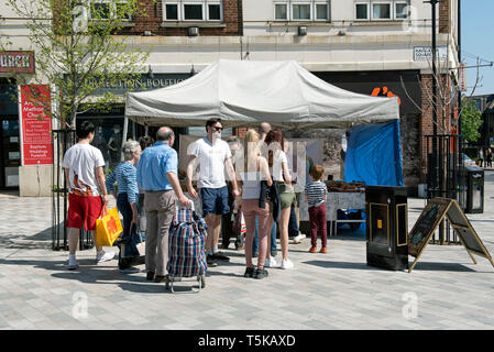 Le persone in coda per comprare il pane nella parte anteriore del Celtic Bakers stallo in Navigator arcata quadrata N19 formalmente Archway rotonda Foto Stock