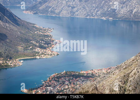 Colline e montagne che circondano la Baia di Kotor come visto da sopra. Montenegro. Foto Stock