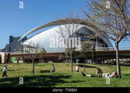 Valencia Parco Turia, persone in giardino, Palau de les Arts Reina Sofia, Spagna Europa Foto Stock