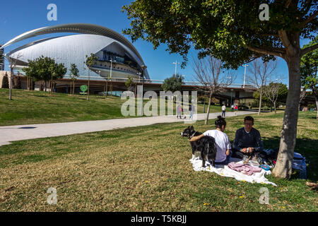 Valencia Turia Park, persone in giardino, Palau de les Arts Reina Sofia, Spagna Europa calma Foto Stock