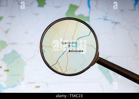 Kinshasa, Repubblica Democratica del Congo. Mappa politico. Visualizzazione della città concetto illustrativa sullo schermo attraverso la lente di ingrandimento. Foto Stock