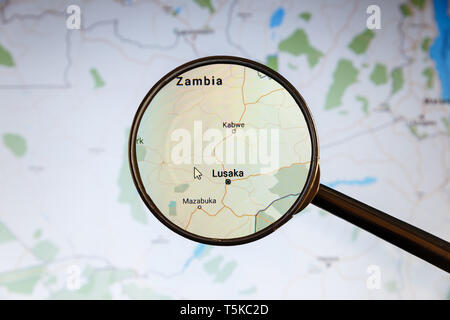 Lusaka nello Zambia. Mappa politico. Visualizzazione della città concetto illustrativa sullo schermo attraverso la lente di ingrandimento. Foto Stock