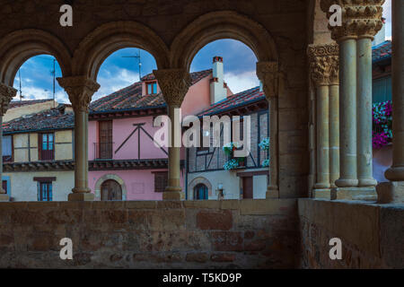 Segovia - il portico della chiesa romanica di Iglesia de San Lorenzo e di piazza con lo stesso nome. Foto Stock