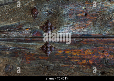 Segovia, Spagna.Chiesa di San Martin. Figure scolpite in pietra accanto alla porta della chiesa romanica porta d'ingresso, facciata occidentale. Foto Stock