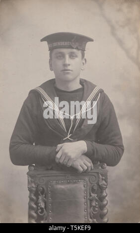 Vintage Cartolina fotografica che mostra una British Royal Navy Sailor da H.M.S.Thunderer Foto Stock